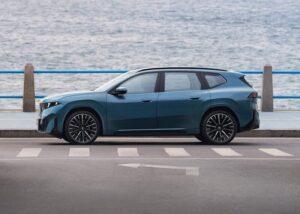 Gambar sisi BMW iX3