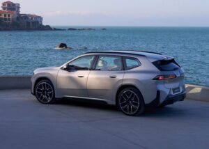 Gambar sisi dan belakang BMW iX3