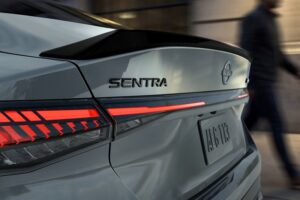 Gambar belakang Nissan Sentra Midnight Edition 2027