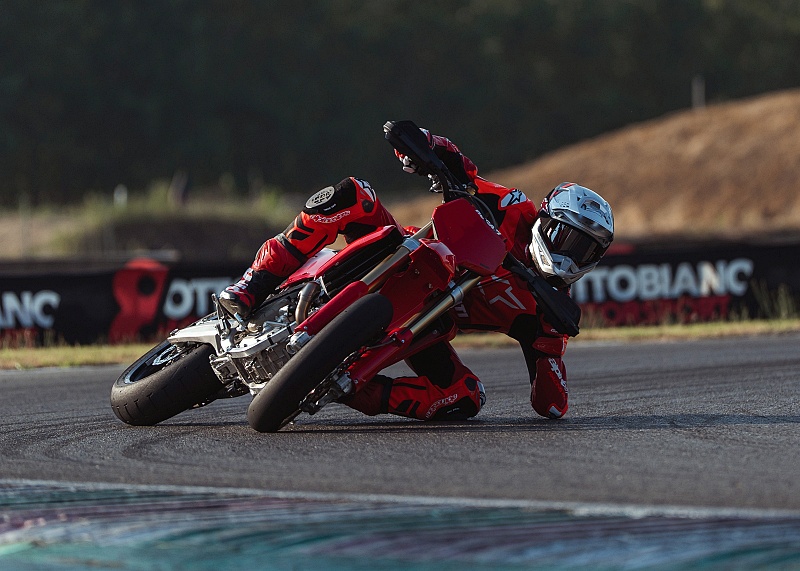 Gambar selekoh Ducati Desmo450 SM 2027