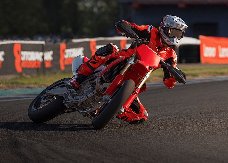 Gambar selekoh Ducati Desmo450 SM 2027