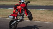 Gambar wheelie Ducati Desmo450 SM 2027