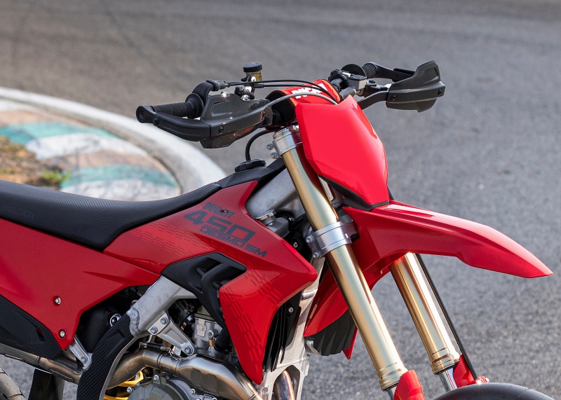 Gambar depan Ducati Desmo450 SM 2027