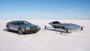 Gambar depan DMC DeLorean dan eVTOL pesawat Airspeeder