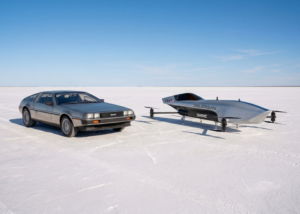 Gambar depan DMC DeLorean dan eVTOL pesawat Airspeeder