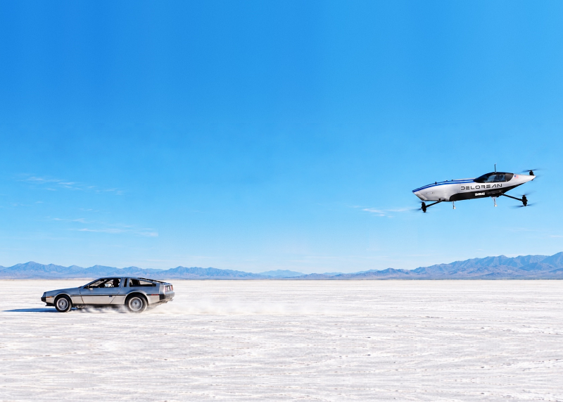 Gambar sisi DMC DeLorean dan eVTOL pesawat Airspeeder