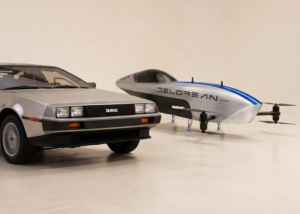 Gambar depan DMC DeLorean dan eVTOL pesawat Airspeeder