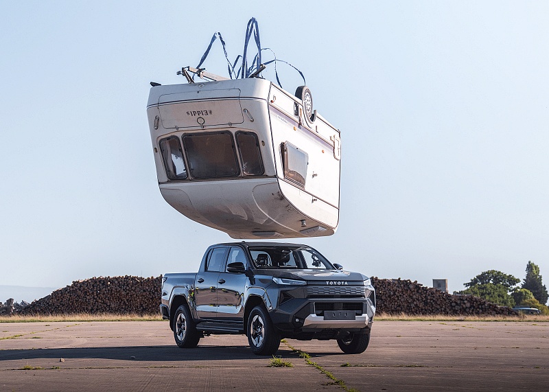 Toyota jatuhkan karavan 760kg ke atas Hilux Electric