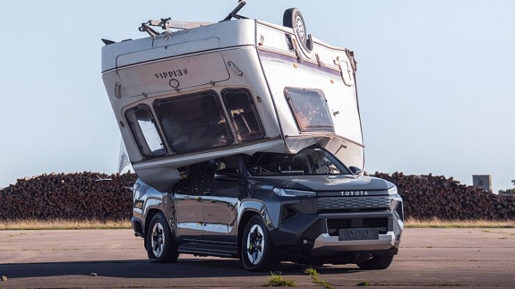 Toyota jatuhkan karavan 760kg ke atas Hilux Electric