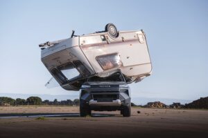 Toyota jatuhkan karavan 760kg ke atas Hilux Electric