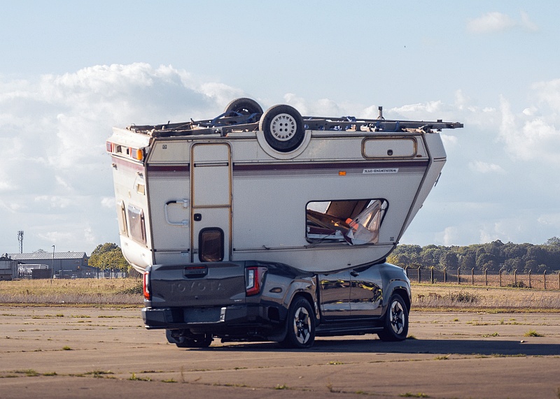 Toyota jatuhkan karavan 760kg ke atas Hilux Electric