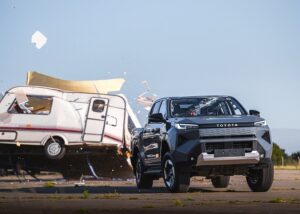Toyota jatuhkan karavan 760kg ke atas Hilux Electric