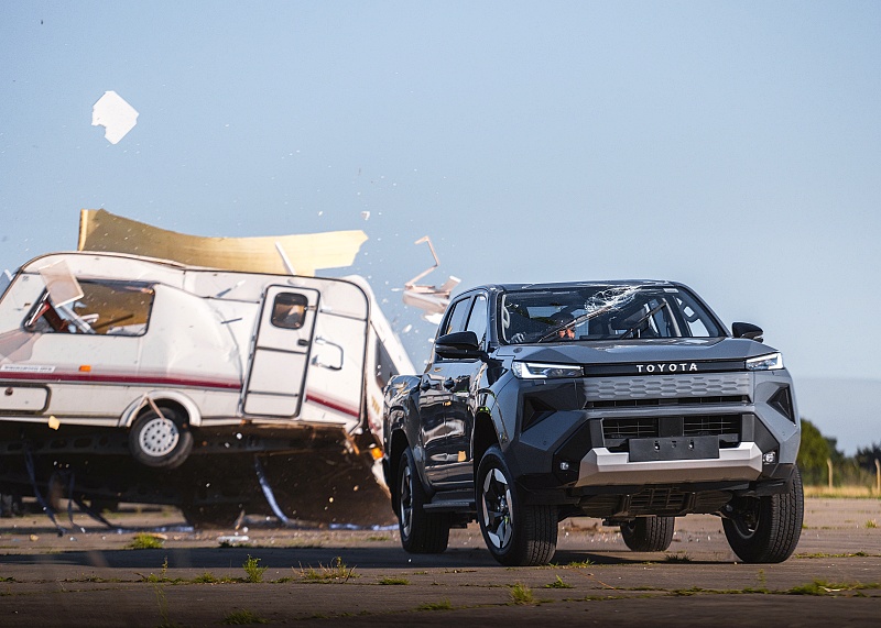 Toyota jatuhkan karavan 760kg ke atas Hilux Electric