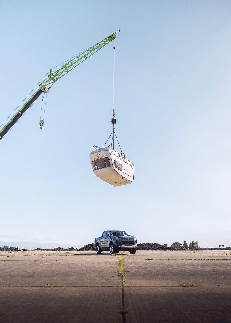 Toyota jatuhkan karavan 760kg ke atas Hilux Electric