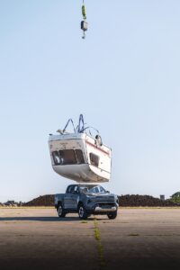 Toyota jatuhkan karavan 760kg ke atas Hilux Electric