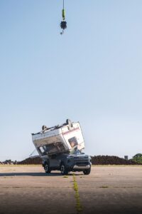 Toyota jatuhkan karavan 760kg ke atas Hilux Electric