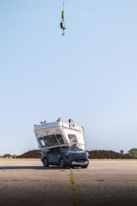 Toyota jatuhkan karavan 760kg ke atas Hilux Electric